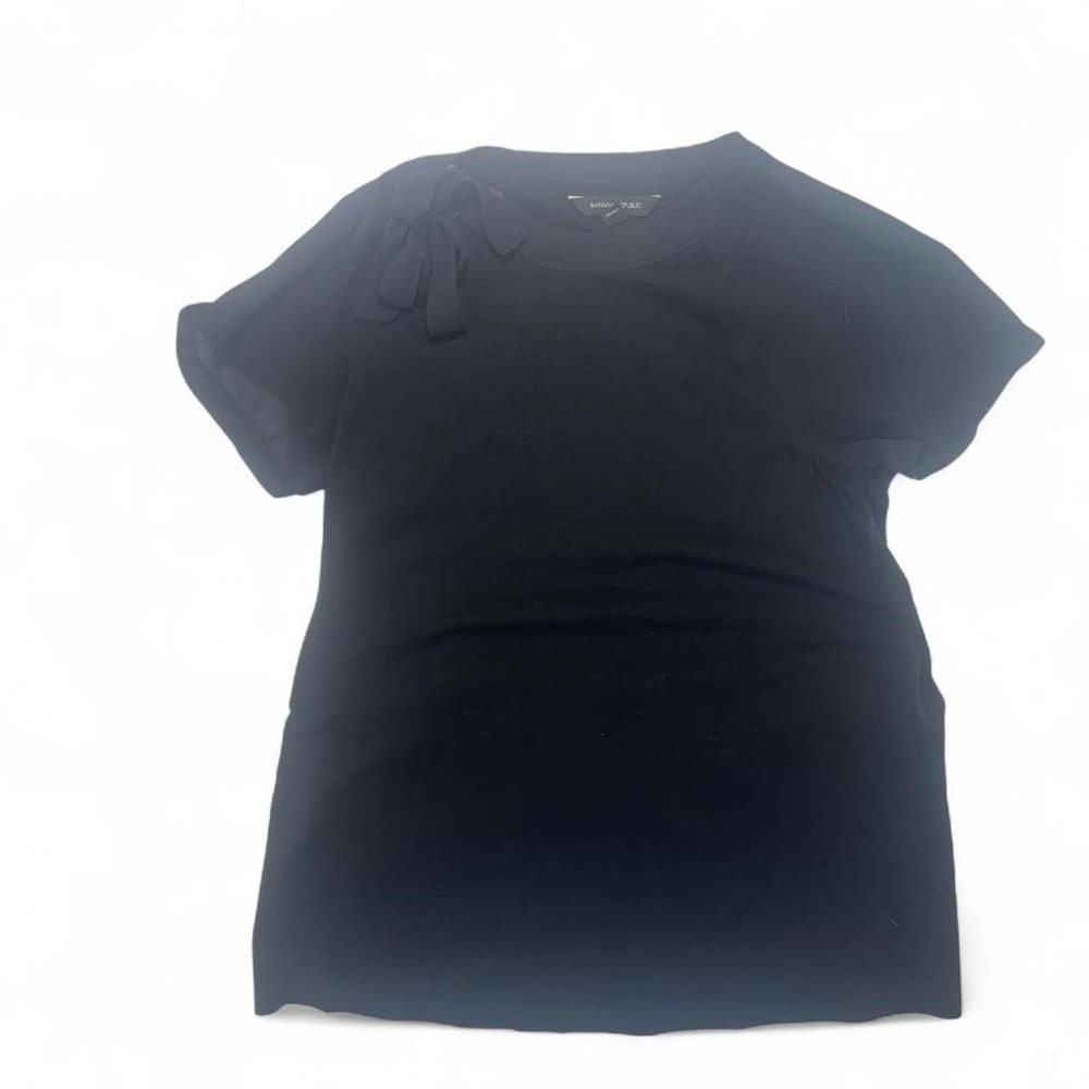 Black top with puff sleeve‎